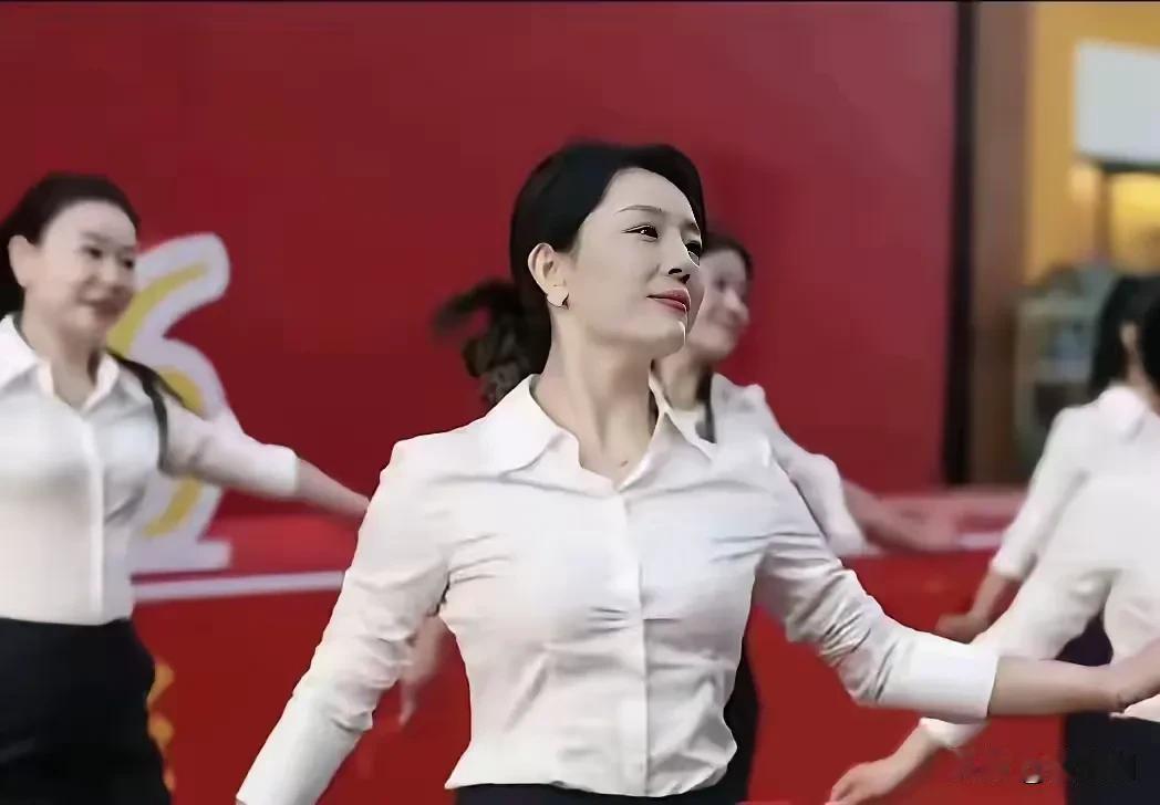 吕梁秦主任美丽大方，穿着得体，精神饱满，多好的一个人啊。可为什么就有些人喜欢凭着