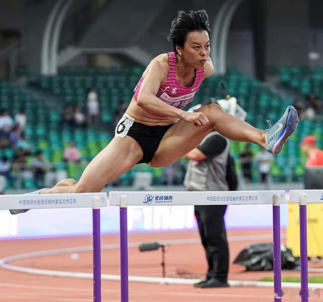 刘景扬两届全运会未进决赛，锦标赛摔倒后默默蓄力，这次全运会终以12秒81逆袭夺冠