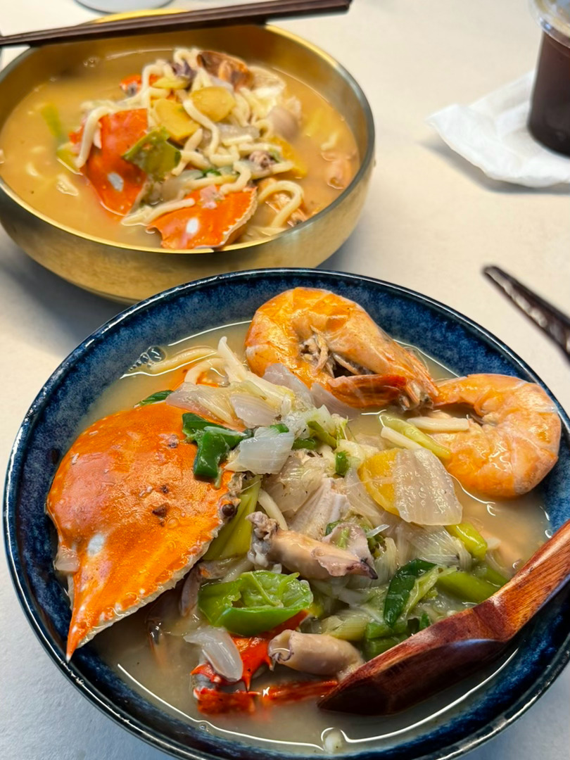今天去朋友家吃午饭 特意为我做的海鲜面[捂嘴哭]我明天要离开家15天，她还要老土
