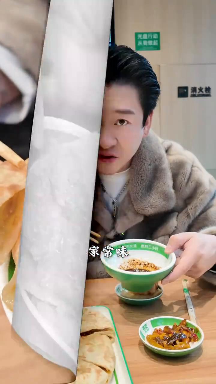 肉饼糁汤。
来济南早点来碗糁汤。牛肉饼，四碗牛肉糁汤，一斤牛肉饼。看这馅，太香了