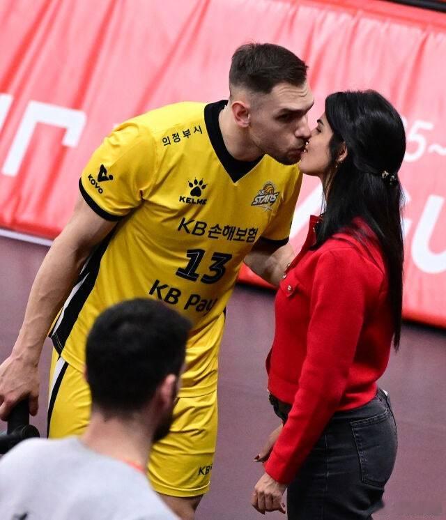 KB保险的外援维耶纳老婆是西班牙女排国手、自由人帕特里夏·拉布雷斯。两个人面临“