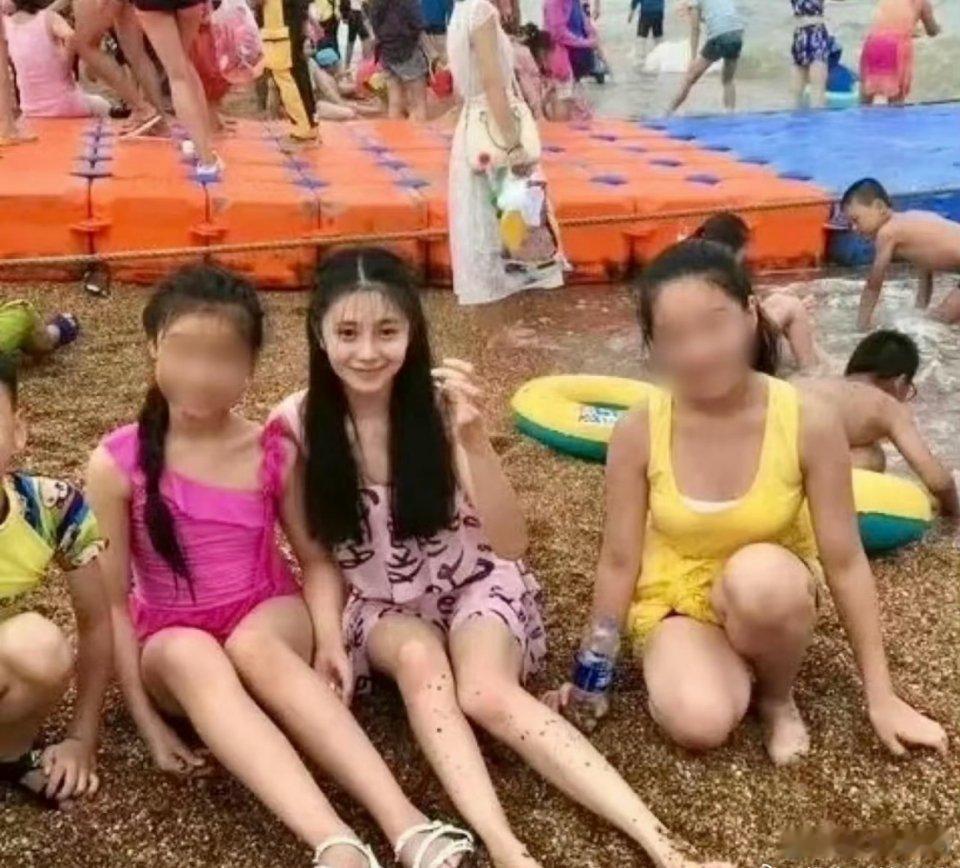 我们存子也是从小萌到大啊！！！小时候就在人群里这么出挑了[抱一抱][抱一抱][抱