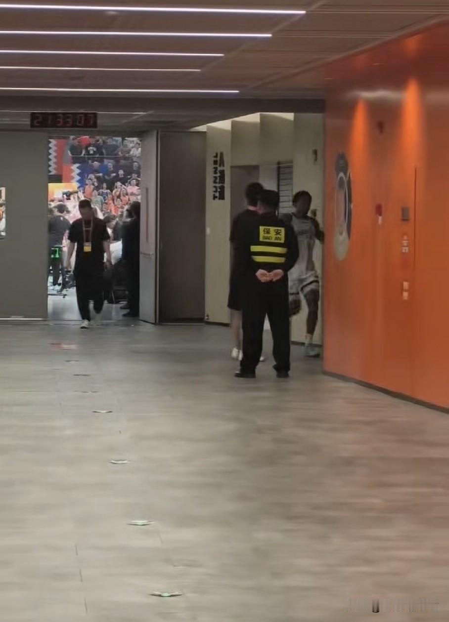 CBA联盟各打50大板！
今天晚上，CBA联盟分别对上海男篮及广厦男篮开出罚单。