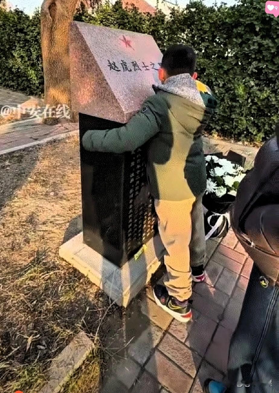 看哭了！山东妈妈带两孩子，第一次给去世6年的烈士爸爸扫墓，孩子抱着墓碑哭到撕心裂