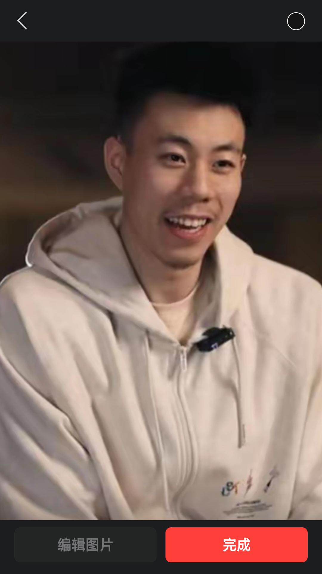 【上海久事男篮锋线悍将张震麟接受采访，直言这个赛季在上海队很开心。】金金说:我很