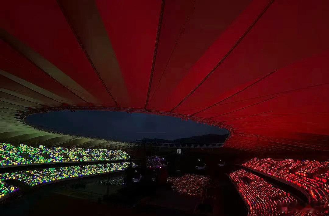 5个人的演唱会，结果整个演唱棚都反光成红色了。。代入一下其他家我都感觉好崩溃苏新