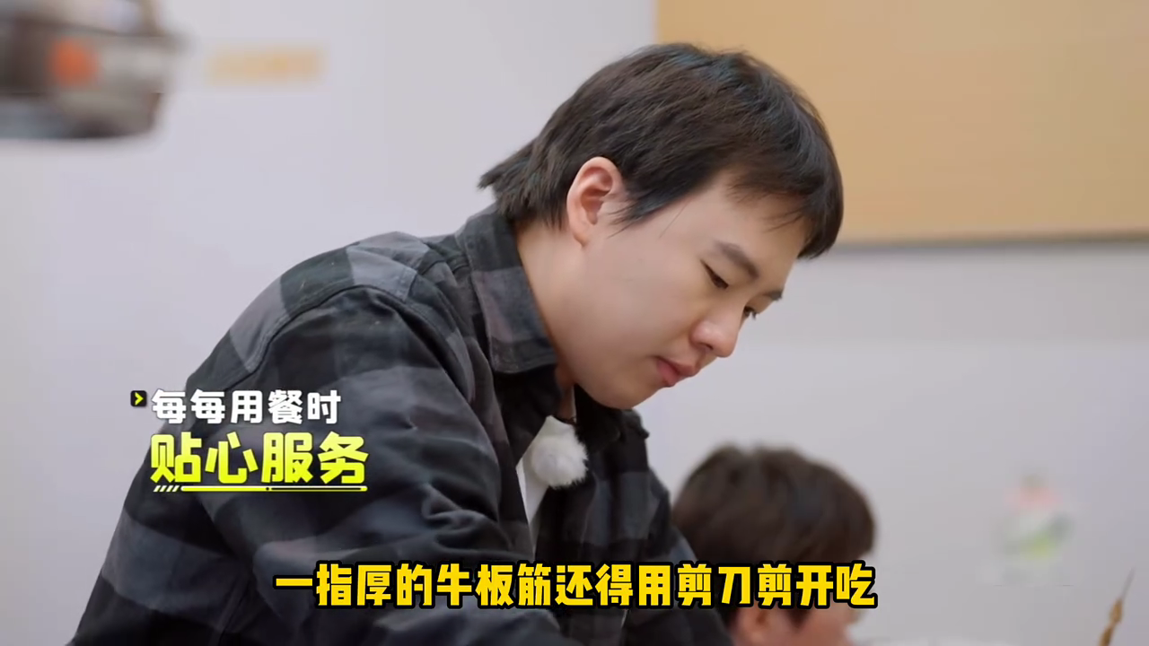 #郭麒麟终于圆了吃播梦了# ​终于看到郭麒麟在新综艺《我们仨》里圆梦吃播了！看他