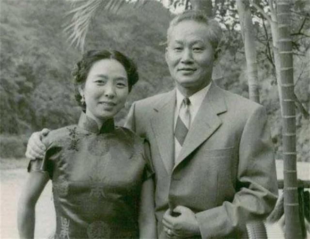 1938年，孙立人不顾伤病千里寻妻。刚到家，妻子就手持菜刀向自己扑来，并怒吼道：