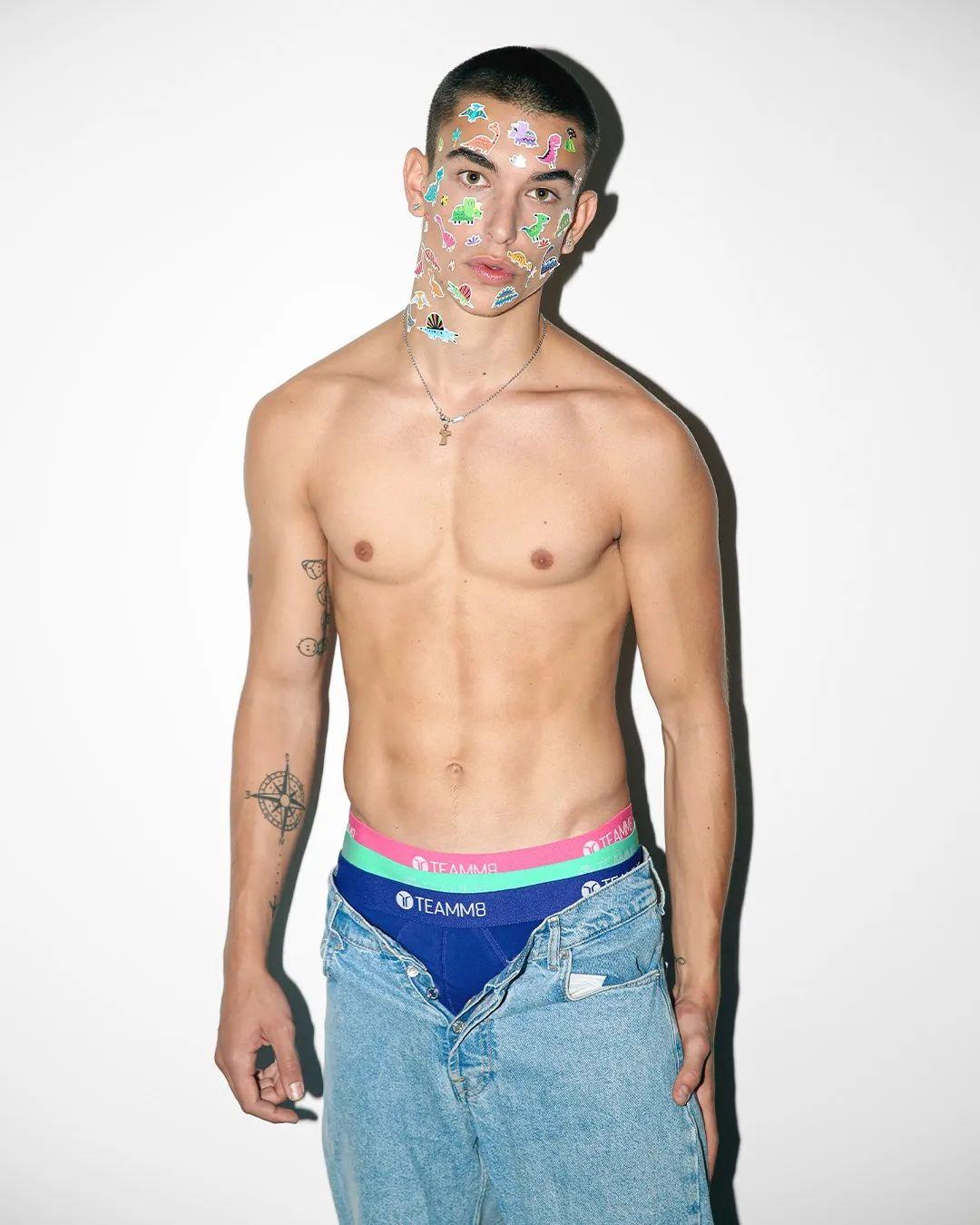 意大利男模 Simone Bricchi（西蒙尼·布里奇）在新的时尚大片中致敬了