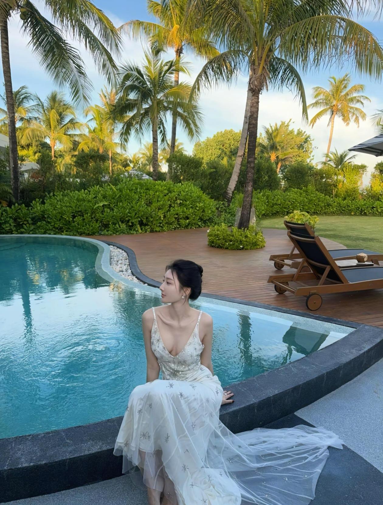 泳池边的吊带美女