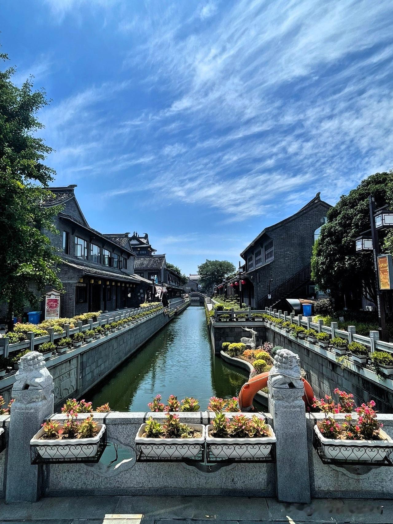 盐城水街历史底蕴深厚，是必须一探究竟的旅游胜地。

盐城水街在古盐城的西门，它傍