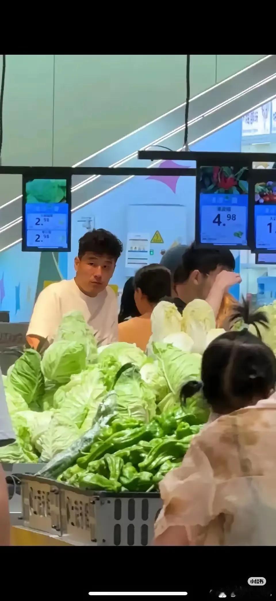 在一众大肚腩的男足球员中，就有这么一位比较自律的球员，可能他是所有中国男足球员当