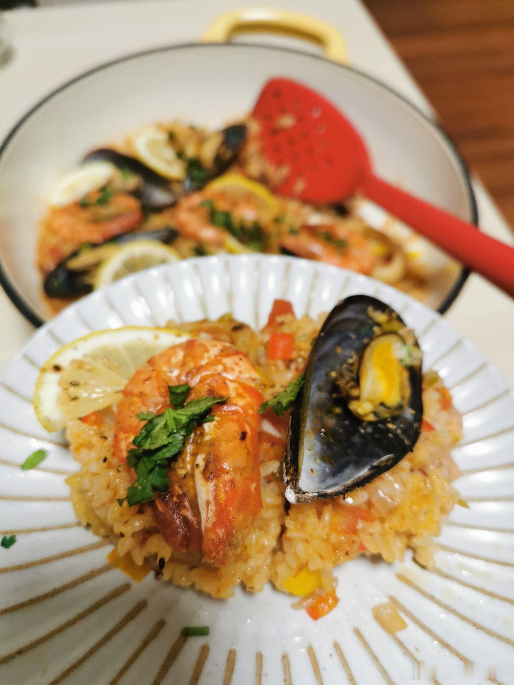 食趣西班牙【经典西班牙海鲜饭】食材：西班牙短粒米、藏红花、大虾、青口贝、鱿鱼、洋