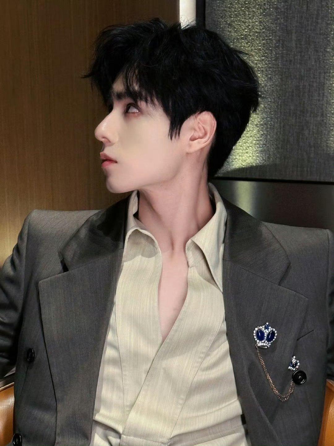 胡一天扼住脖子这一下，小说霸总画面感拉满！ ​​​