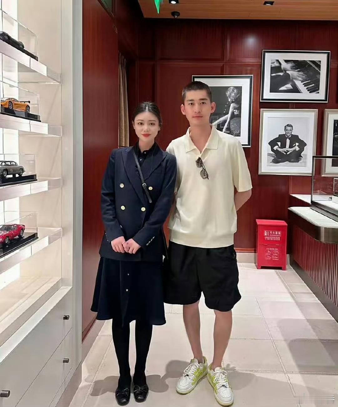 张翰在上海逛街吃饭被偶遇，他减肥了，剪了寸头，是不是没有油腻的感觉了！？ 
