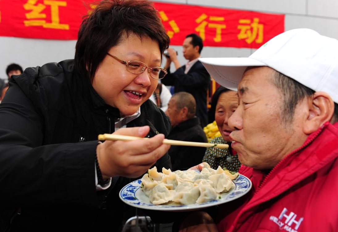一句“走个面”把韩红推上了风口浪尖，从质疑她帮冯小刚的电影站台，到开始针对她的慈
