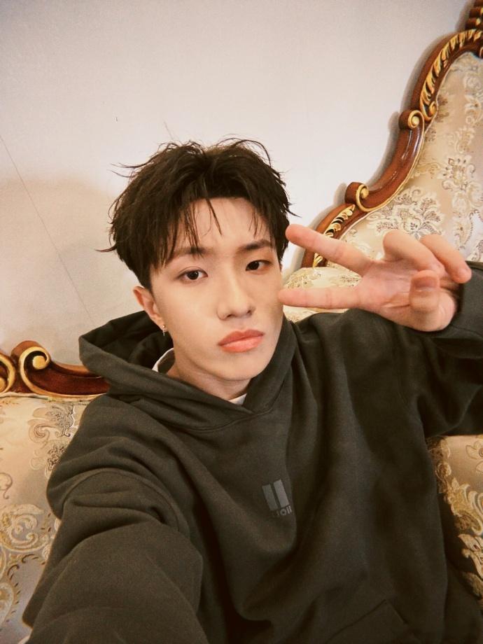 #王一珩比耶自拍##王一珩晒直发自拍#王一珩的直发自拍中，比耶的他展现出帅气，这