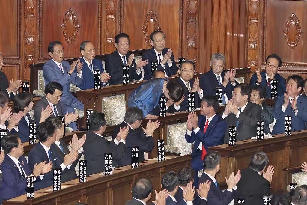 日本这是怎么了，选了一位极右分子上台，还是一位女性首相，看来日本也是创造了历史了