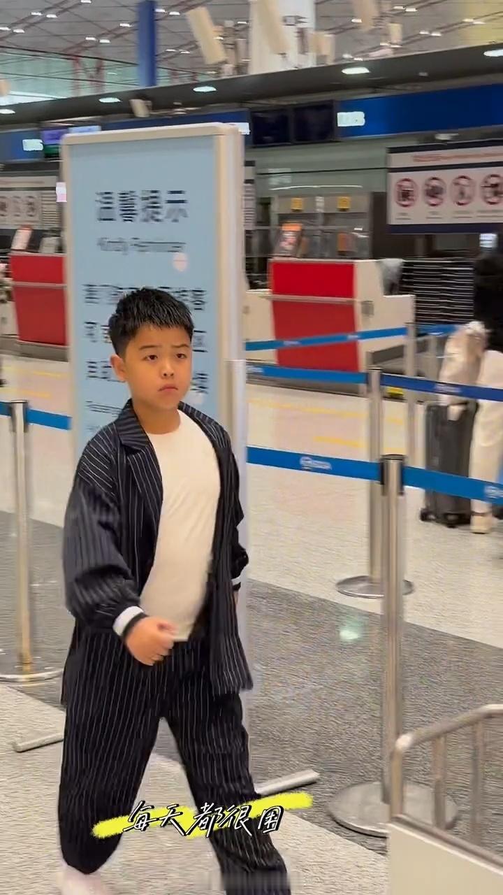 陈思诚佟丽娅儿子现身机场陈思诚佟丽娅儿子9岁近照 好有范 ​​​