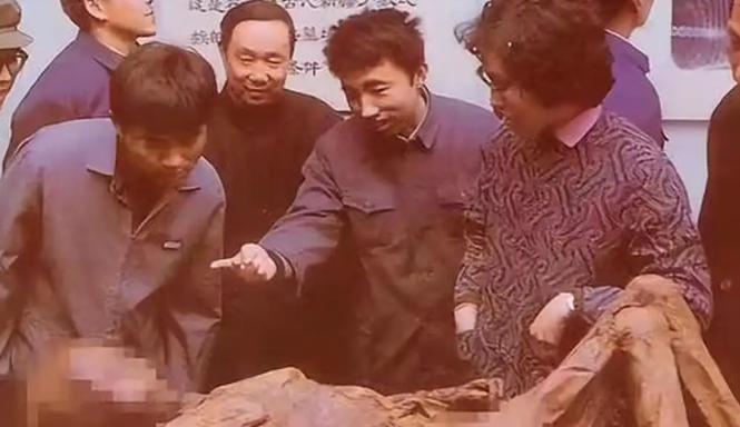 “造孽啊！”1994年的湖北荆门，一座古墓被盗，专家们从里面发现了一具女尸。谁知