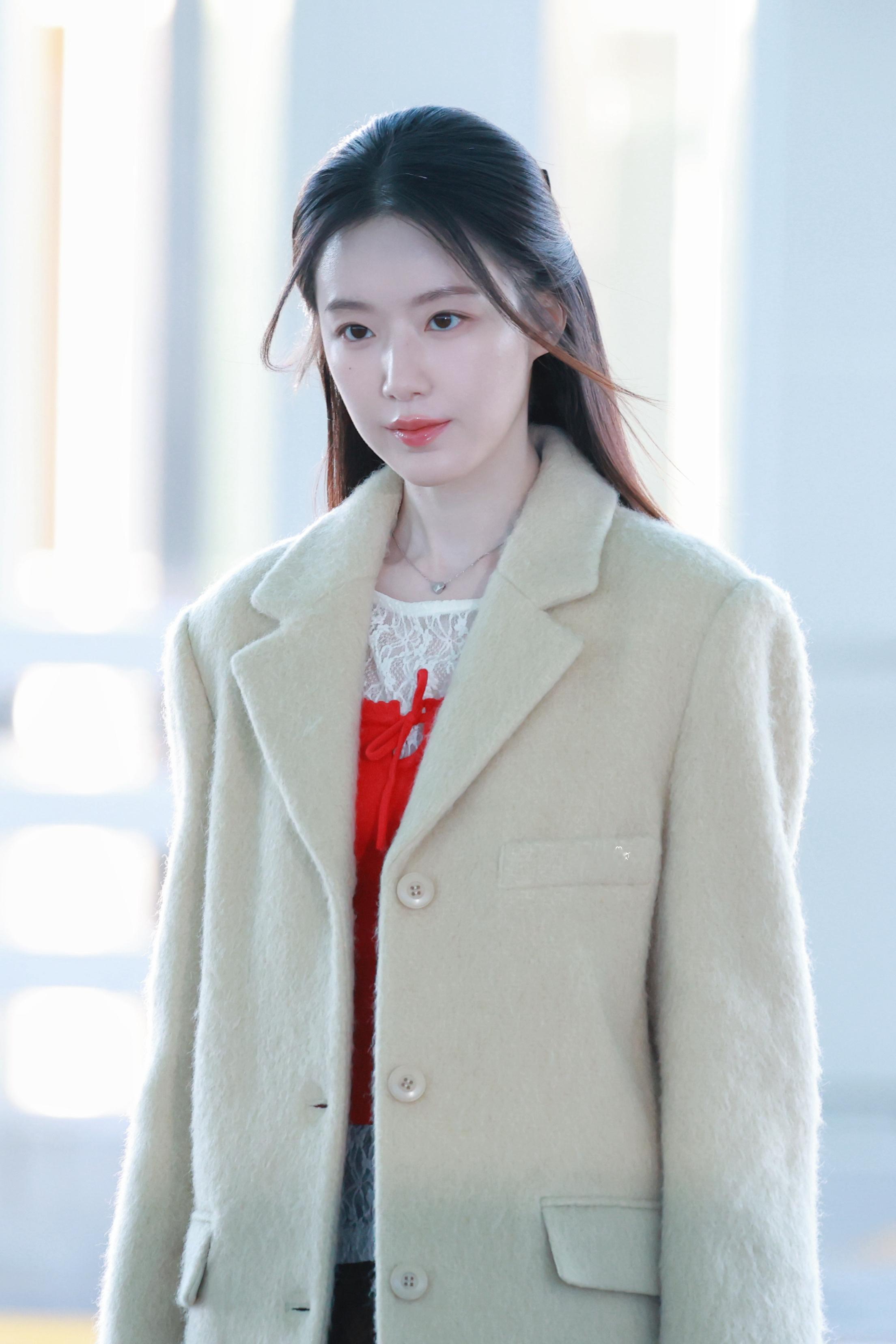 叶舒华 × 2025 AAA 出发，浅色毛呢西装外套搭配格纹半裙，红色背心与蕾丝