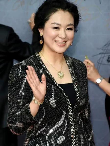 她为一场吻戏自掏200块求重拍，导演都愣了。
那是《潜伏》片场，和孙红雷的戏。