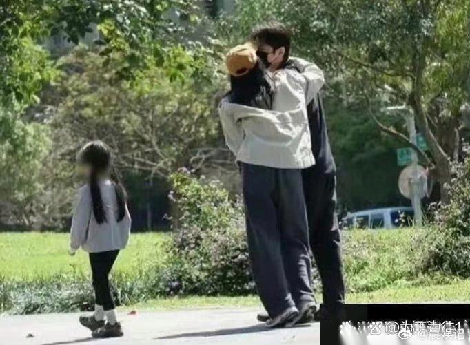 高圆圆和赵又廷常在女儿不注意时偷吻，街头这一幕羡煞旁人。难怪他们感情如此甜蜜！这