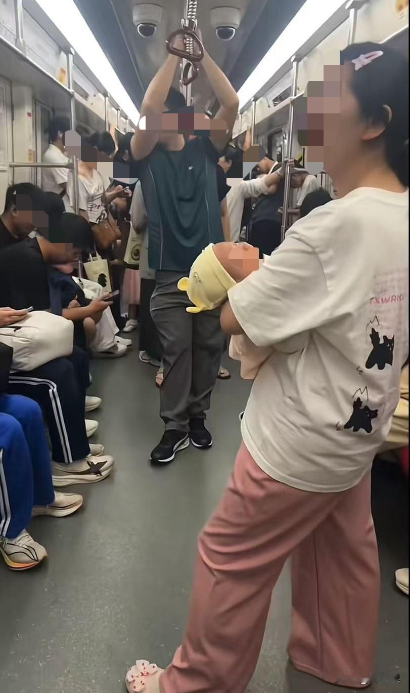 疑似广州地铁，无人让座给抱幼儿的宝妈。

刷到这个，感觉到社会的冷漠自私可视化了
