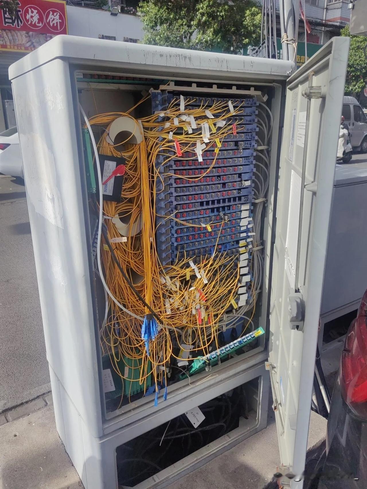 大清早的在路边发现了一个非常神奇的信号柜，这玩意是干嘛用的？[抠鼻][抠鼻][抠