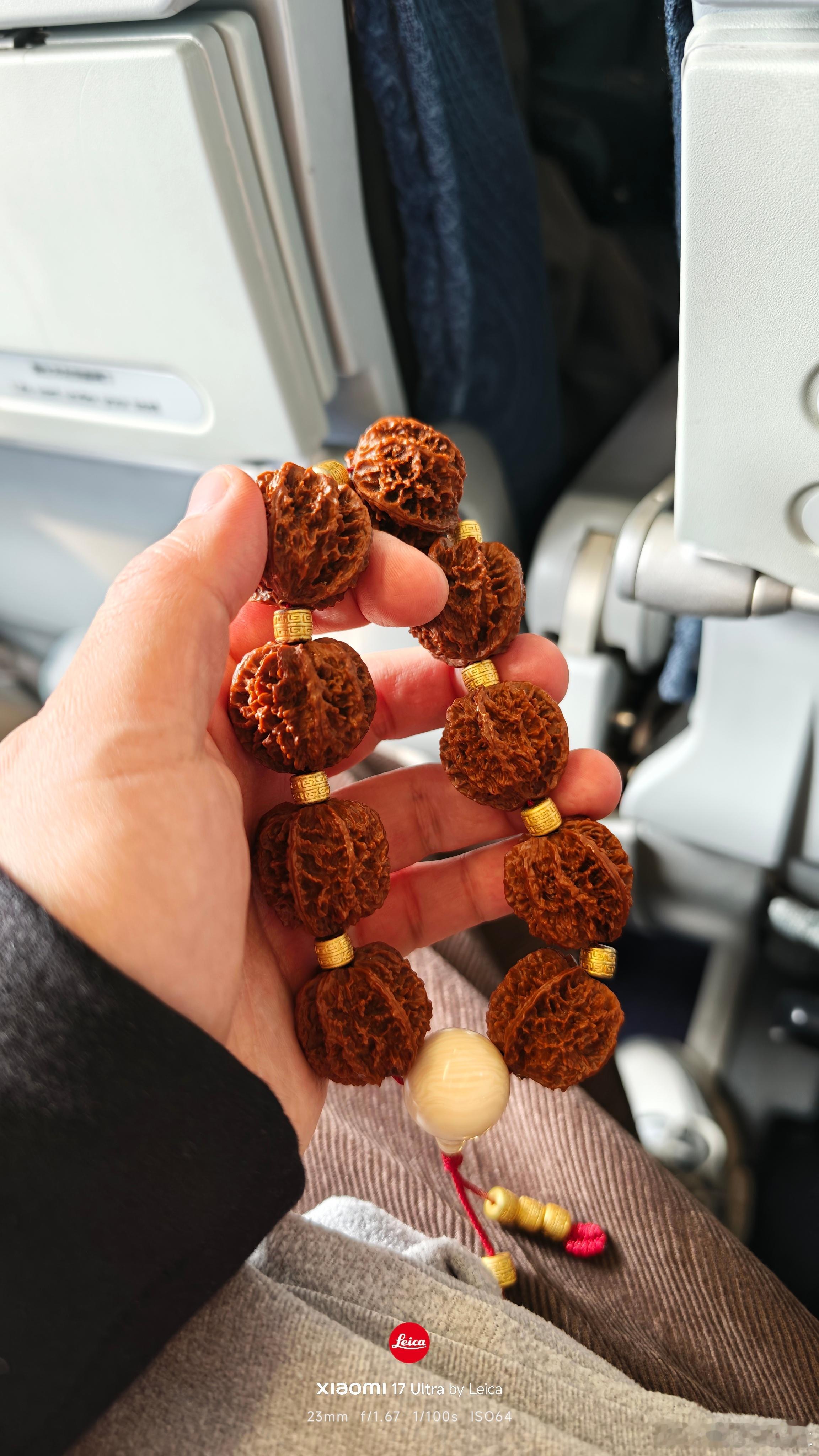 大家会觉得出门带串儿的人油腻么带什么样的配饰大家会觉得很油腻油腻的标准通常都有啥