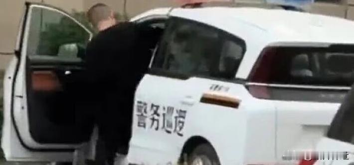 警务人员开警车接送孩子 被停职

12月17日，宁夏吴忠市公安局利通区分局通报“