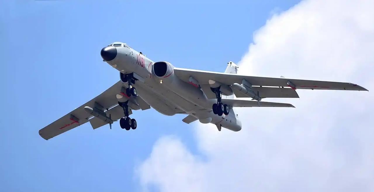 中国“战神”—轰-6K，中国自主研发的中远程轰炸机。

它是我国重要的空基远程打