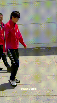 王曼昱输给佐藤瞳后，心情非常不好。
回酒店的路上，王曼昱大口深呼吸，
还在放松肩