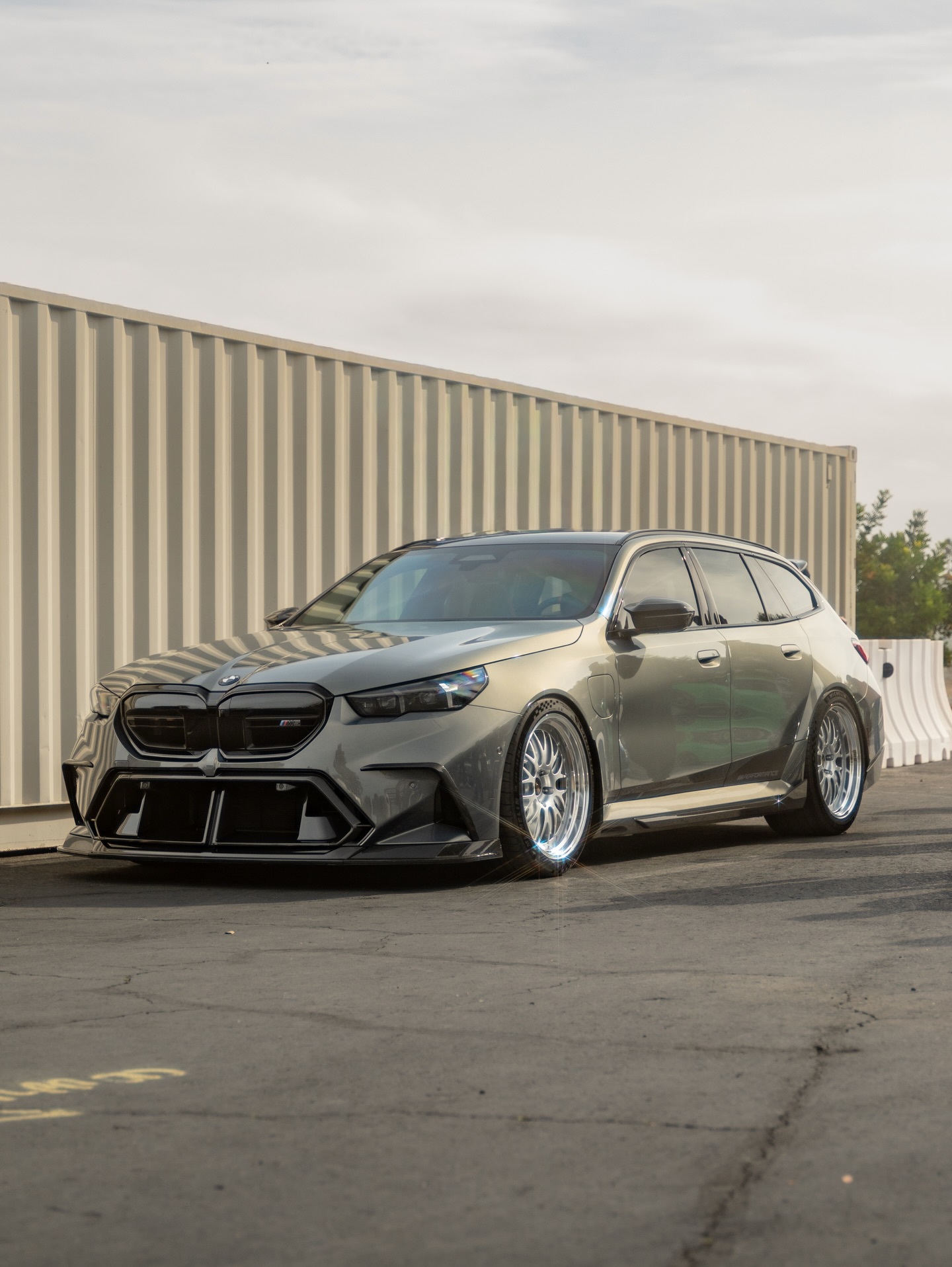 这台2.4吨的大秤砣采用M个性化定制的Grigio Telesto Metall