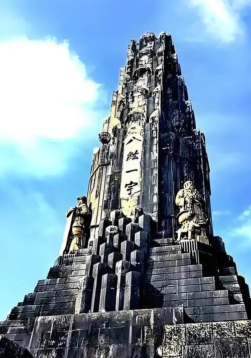 如果知道宫崎“八纮一宇”塔下压着长城砖、泰山石、明孝陵麒麟石，就明白早苗的挑衅言