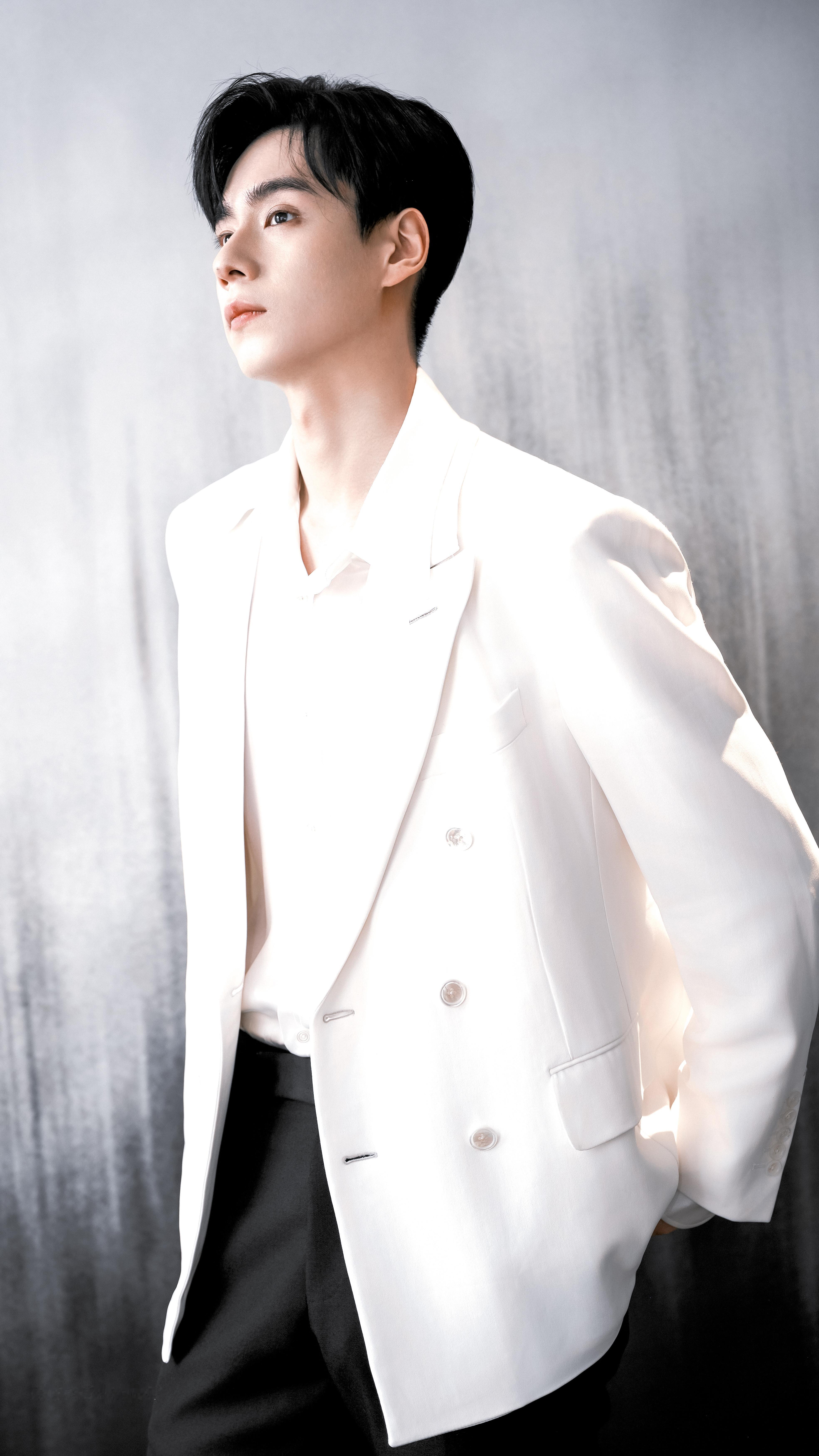 胡一天 胡一天 天才女友 胡一天江逾白 “世上没有乌托邦，你眼中的光芒向远方”