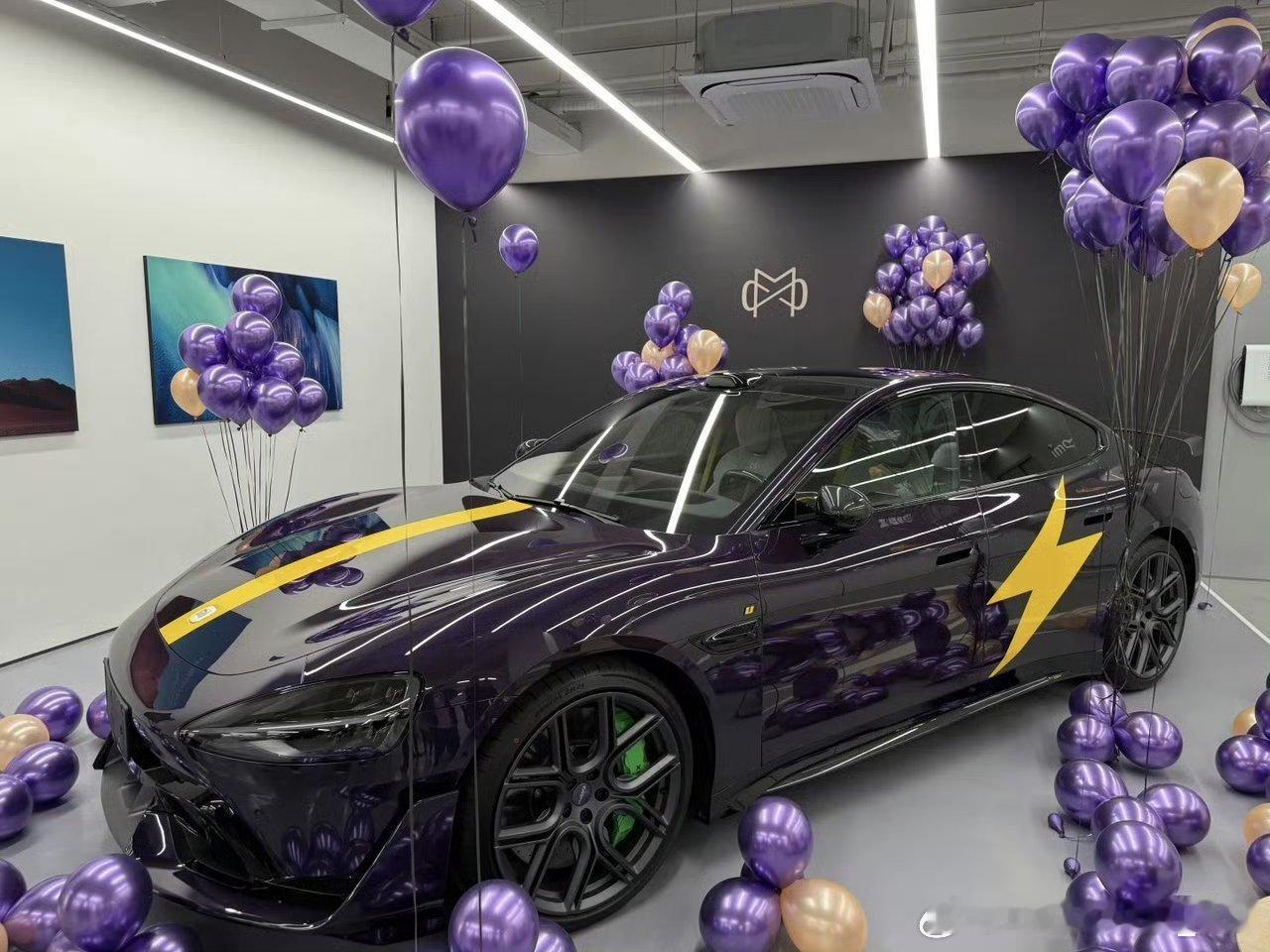 小米汽车高端化转型迈出关键一步。虽显小众，但打破了豪华品牌对定制服务的垄断，既满