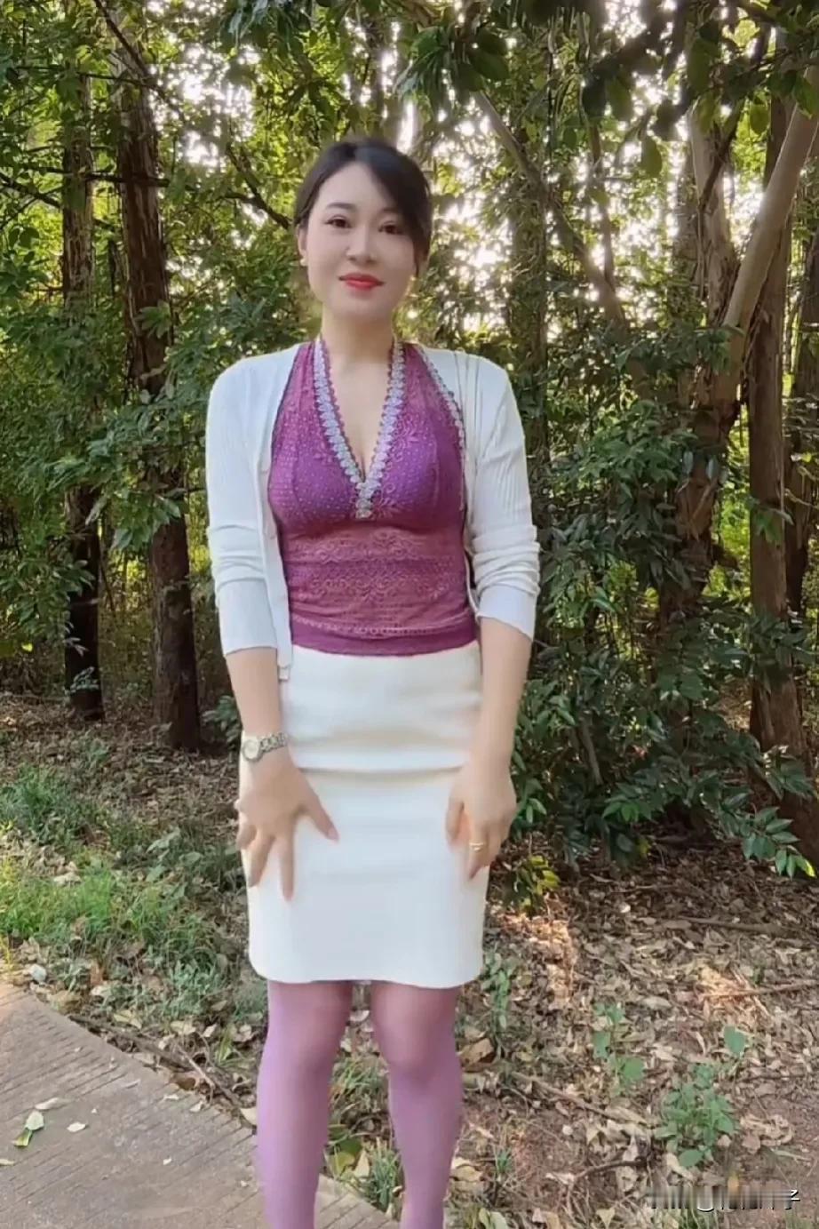 今天我遇到一个竟然比我还花花的妹子，那家伙，不得不佩服，粉色的丝袜，太顺滑，这小