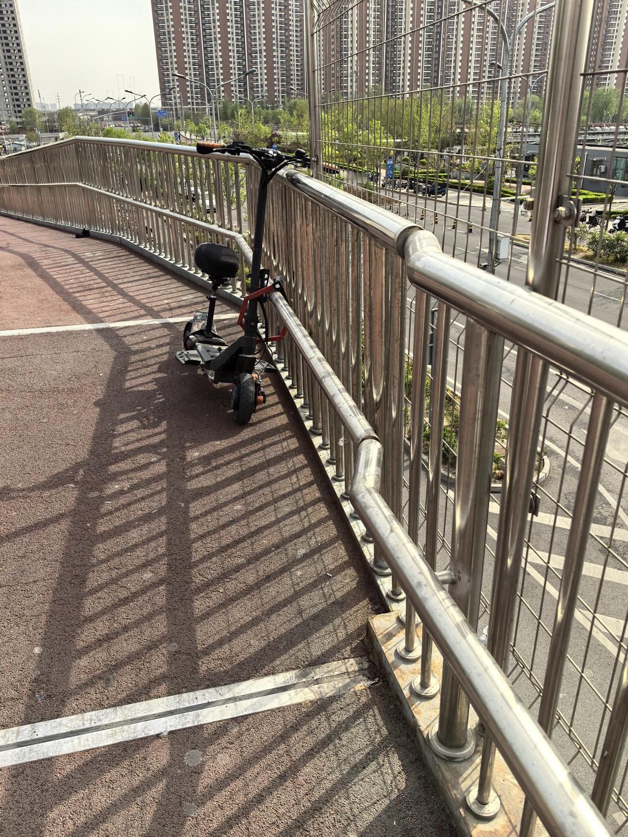 把自行车锁天桥栏杆上的人是什么心态呀？这种能不能通过罚款杜绝？