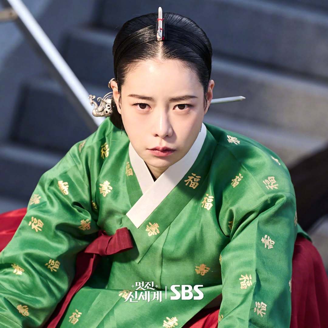 林智妍许南俊张胜祖金玟锡李世熙 主演SBS新金土剧我的王室死对头 今晚首播。该剧