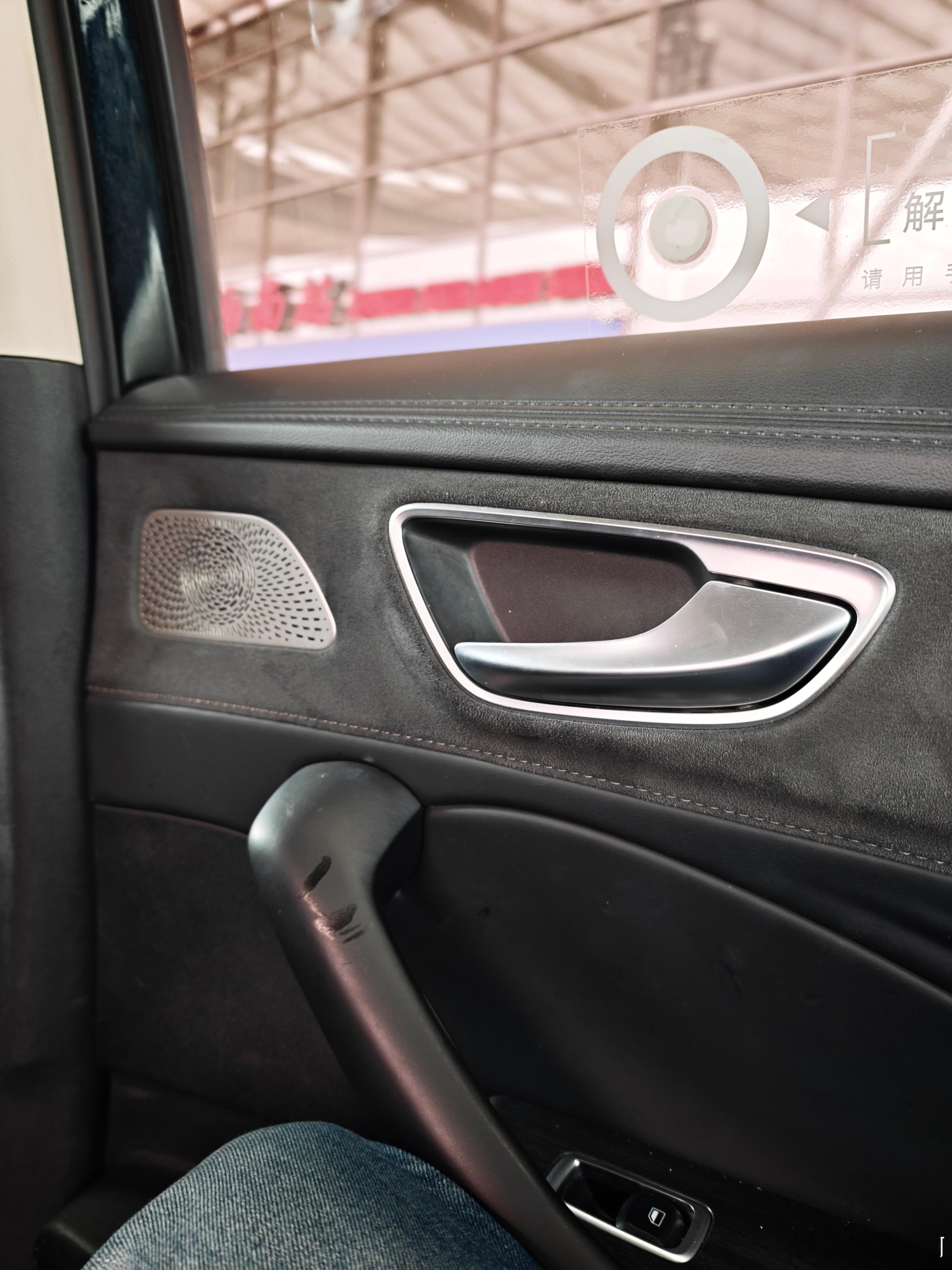 前几天打车，是一辆荣威D7。别看它是台网约车，用料方面还是很扎实的。上面人造革软