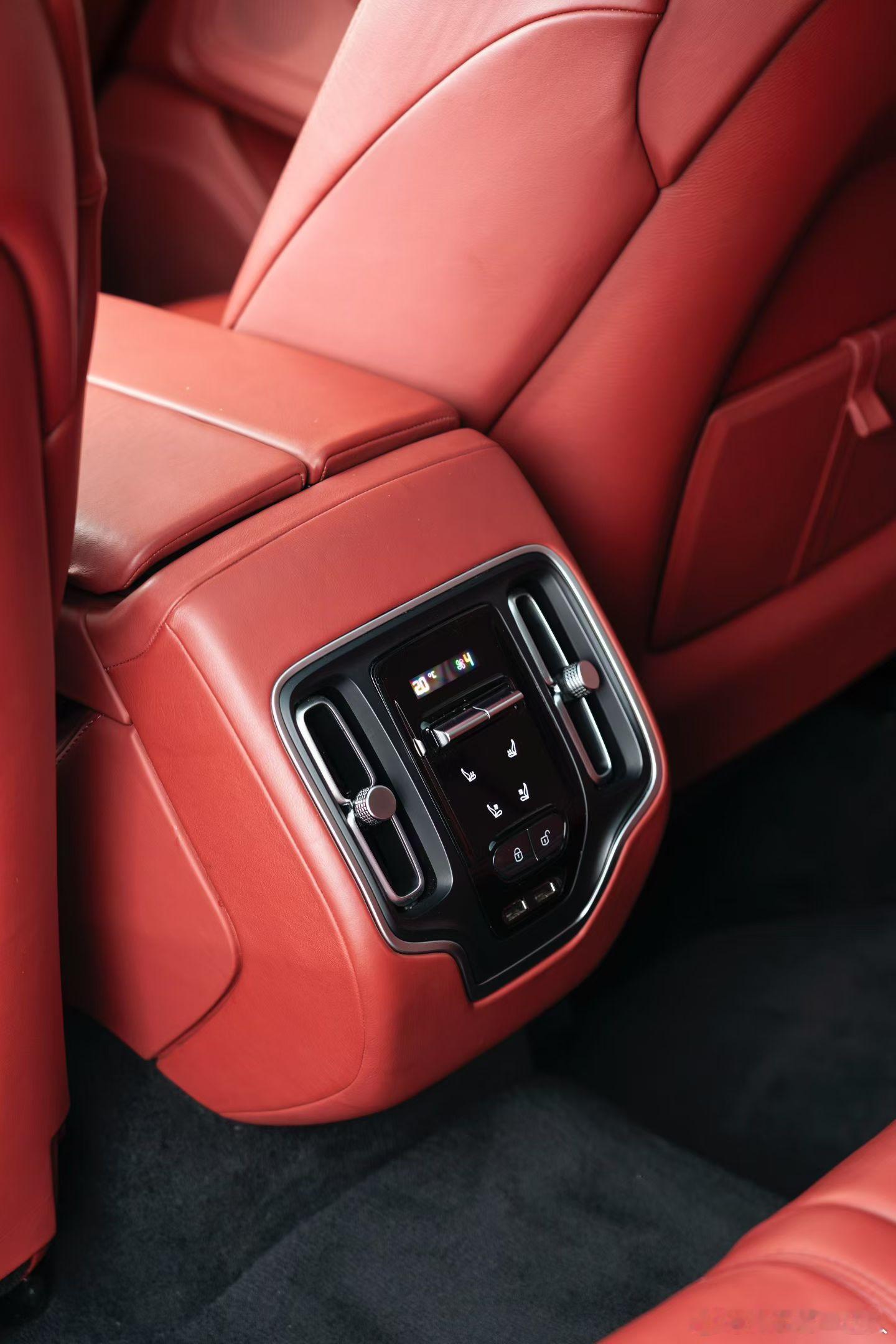 人生奔忙，总在追逐更好的自己。这台DBX，以英伦优雅裹藏707匹狂暴之心 ，4.