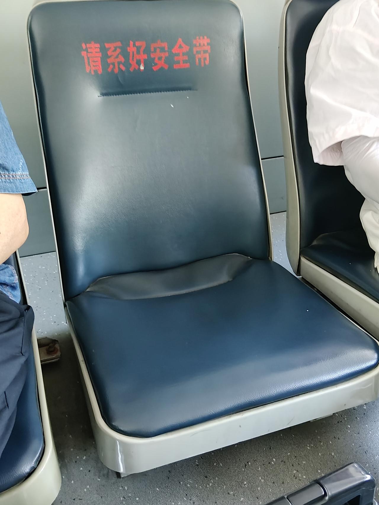 今天乘坐394路双层公交车，短短三站路程，懒得走上二层，想着在一层找个位置坐下。