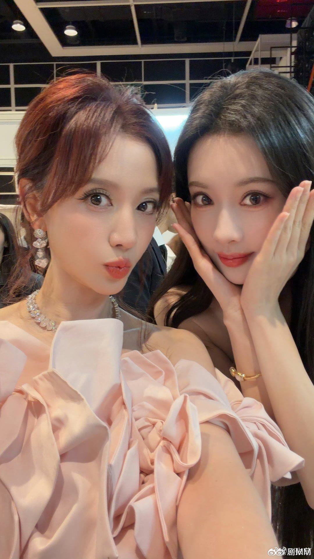 张萌孟子义后台合照张萌孟子义自拍张萌孟子义后台合照，两位美女贴贴太养眼了。 