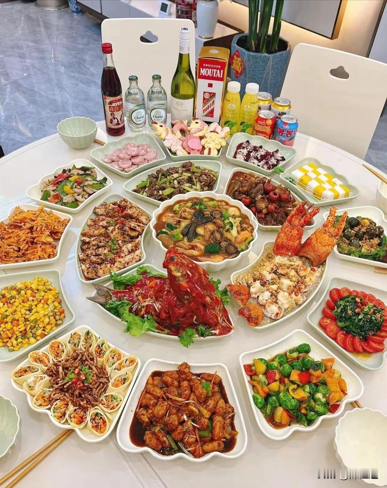 或者去吃一顿精致的寿司也不错，米饭软糯，生鱼片新鲜，一口下去满满的都是大海的味道