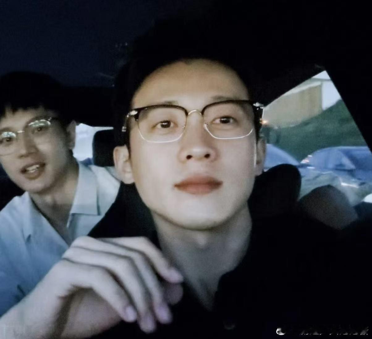 彪子你跟黄线好像男大啊！！ ​​​