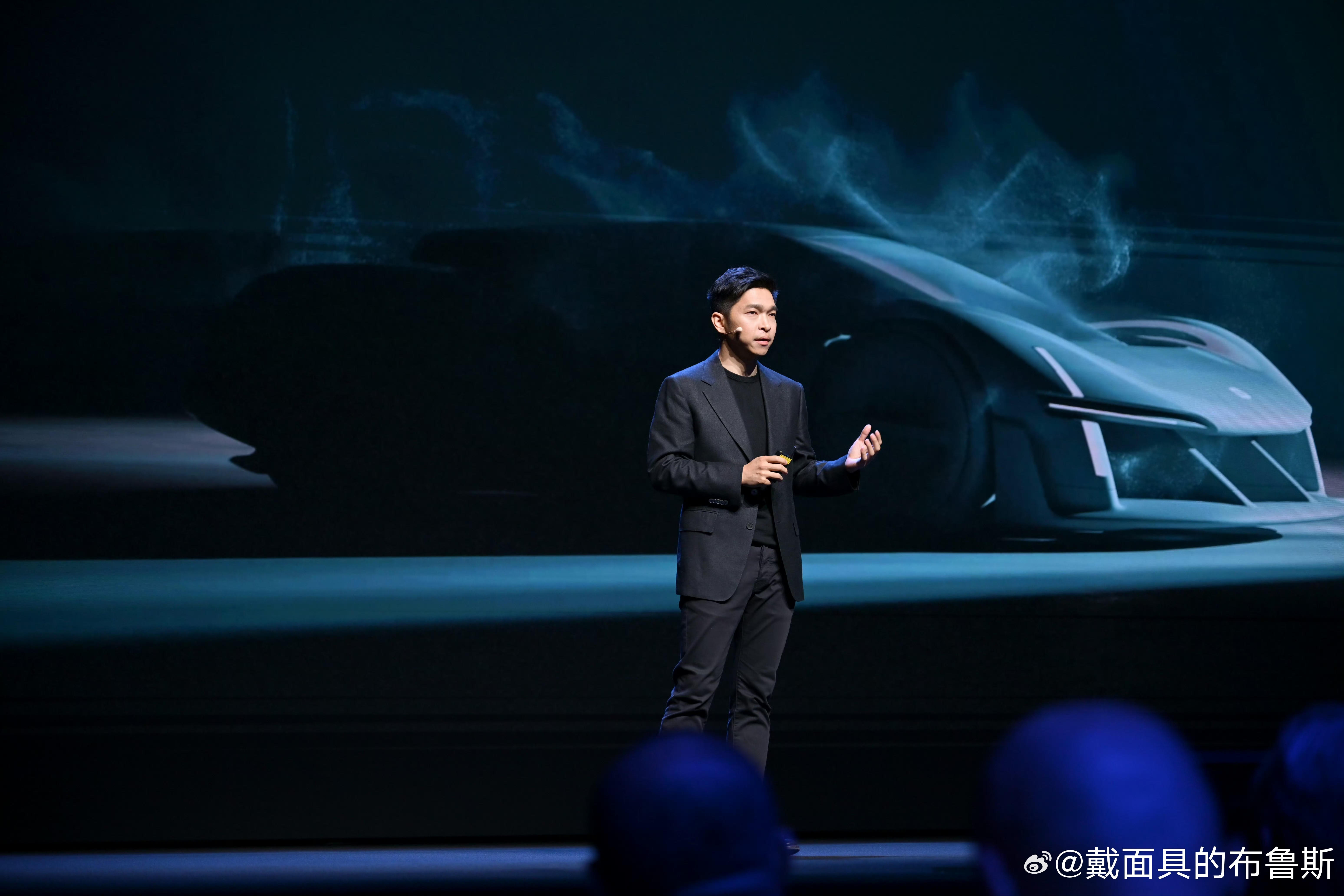 小米超跑线下实车曝光 MWC现场真的太热闹了，小米VGT实车一亮相，直接被老外围