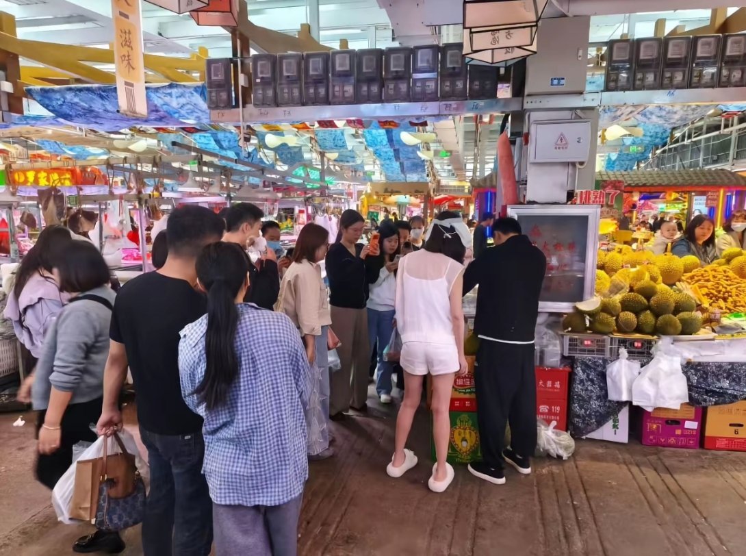 颖儿逛斗南花市演员颖儿来逛篆新农贸市场云南人真是不追星啊！哈哈，这波真的太真实了