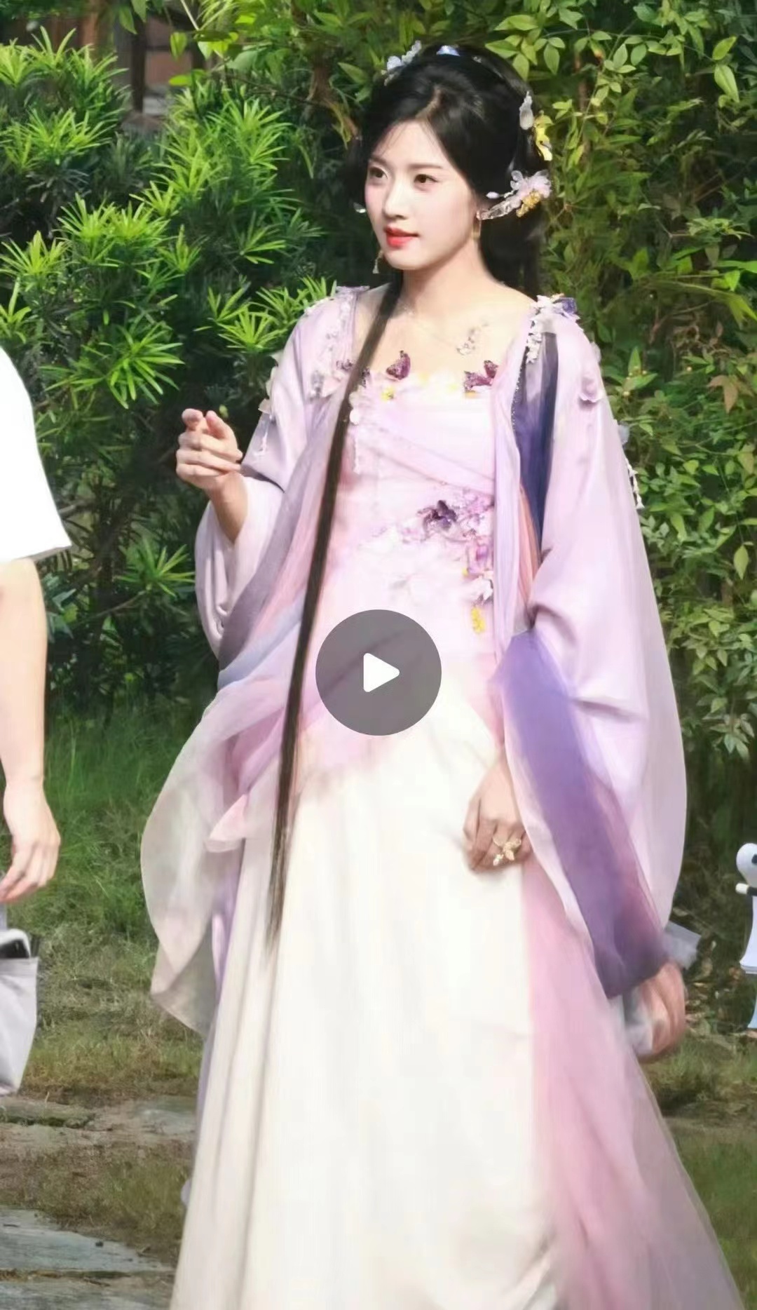 #卢昱晓紫衣造型##卢昱晓明意紫衣造型# 卢昱晓新剧《入青云》路透，紫衣造型温婉