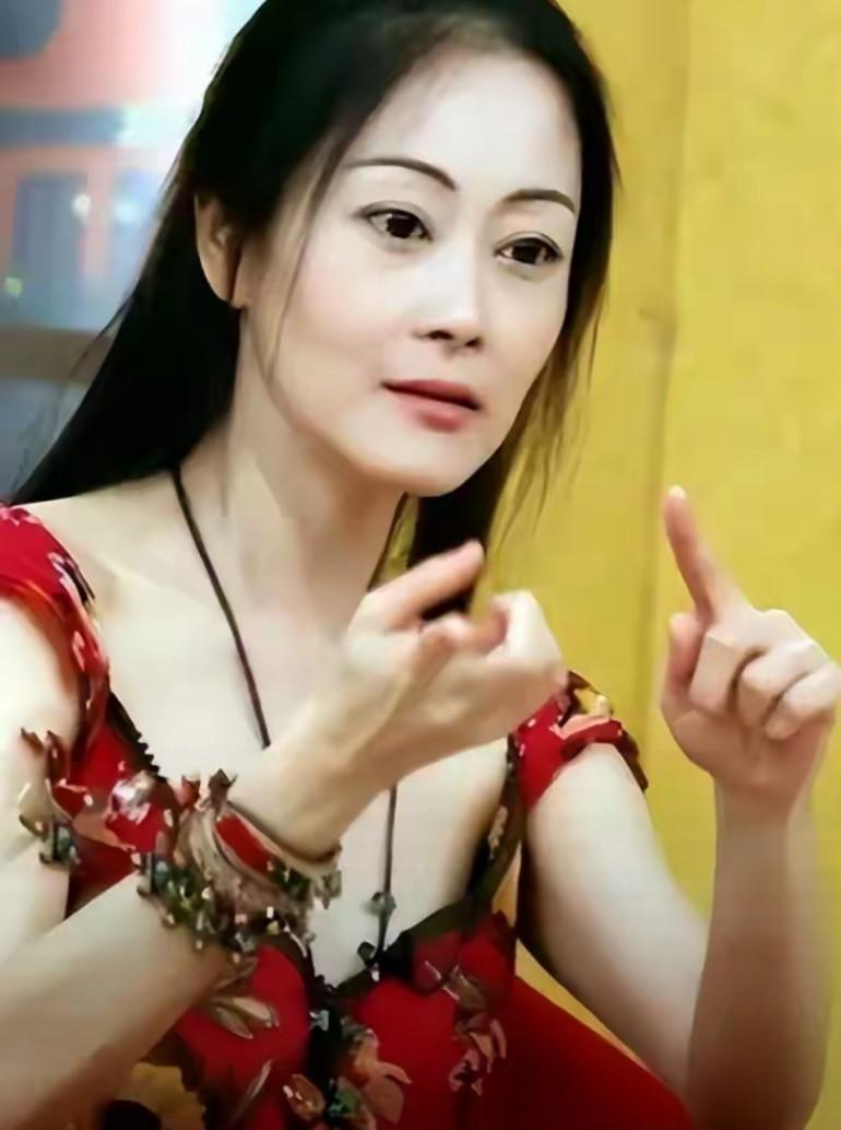 于佳卉被丈夫出轨8次，被闺蜜蒋勤勤背叛，抑郁在家中烧炭自尽，才知道蒋勤勤是惯三，